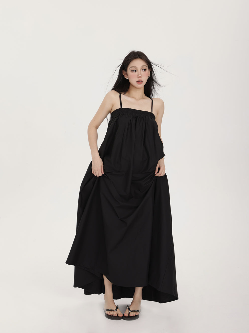 Loose-Fitting Long Black Strappy Dress