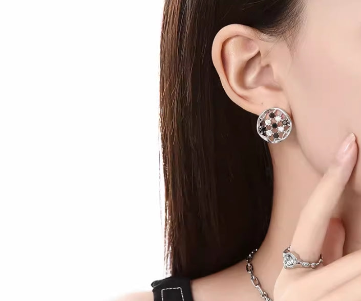 Small versatile commuter hollow mesh round earrings