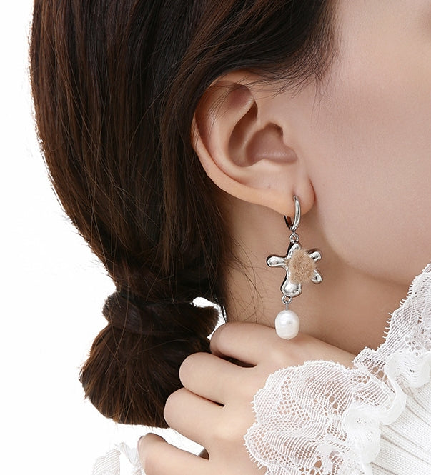 Natural pearl flower flocking earrings