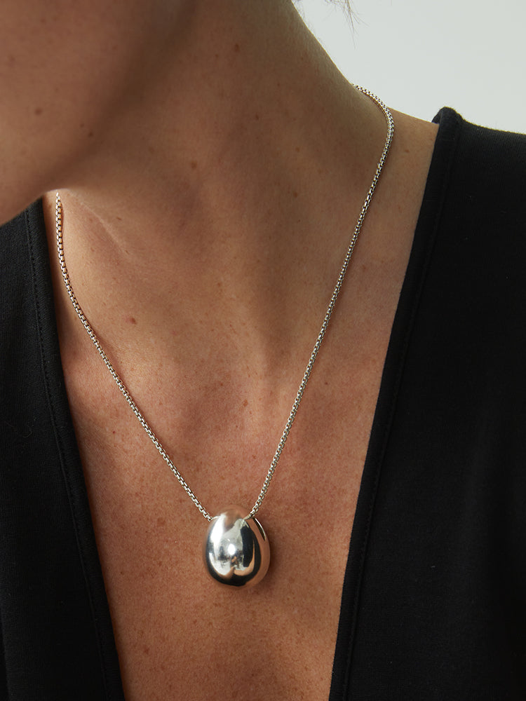 Two-tone pendant necklace