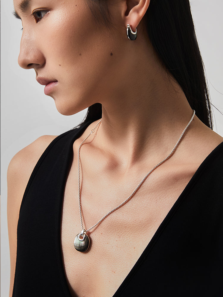 Long mother-of-pearl clavicle necklace