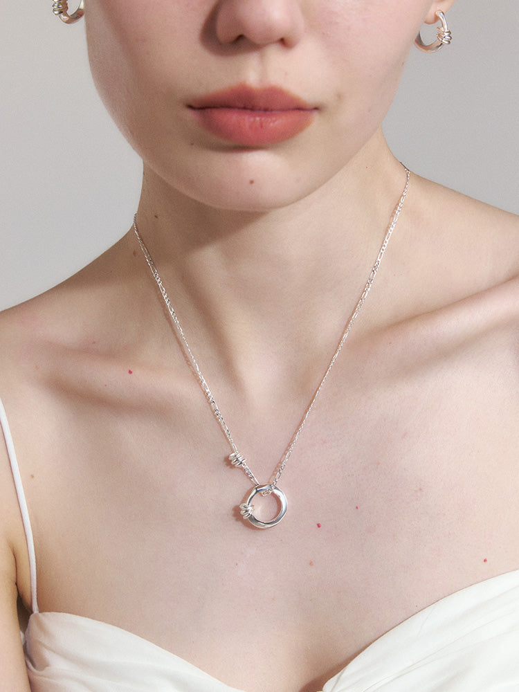 Simple small circle necklace