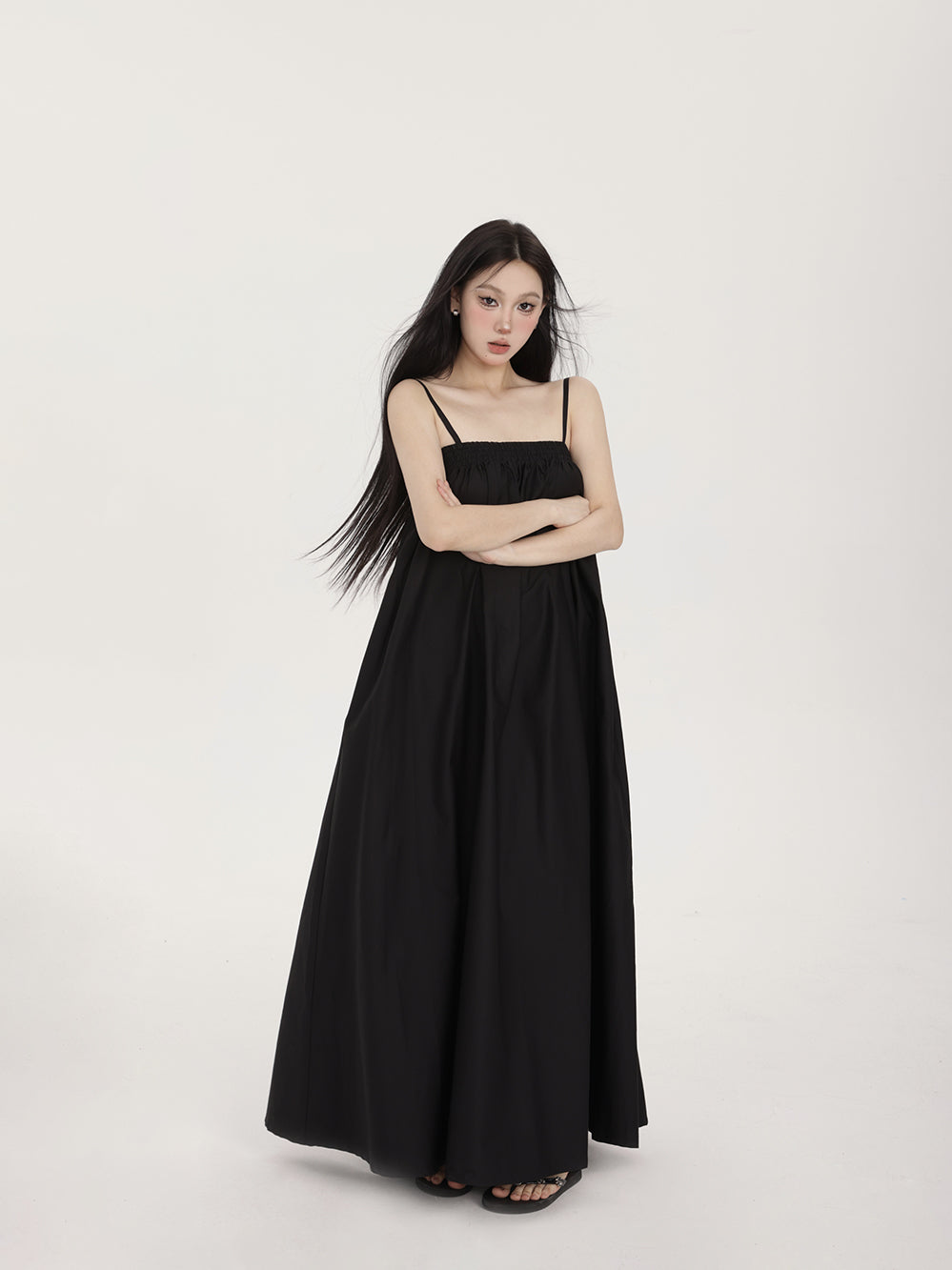 Loose-Fitting Long Black Strappy Dress