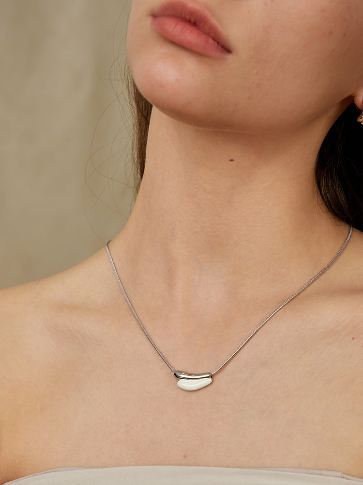 Streamer Cloud Clavicle Necklace