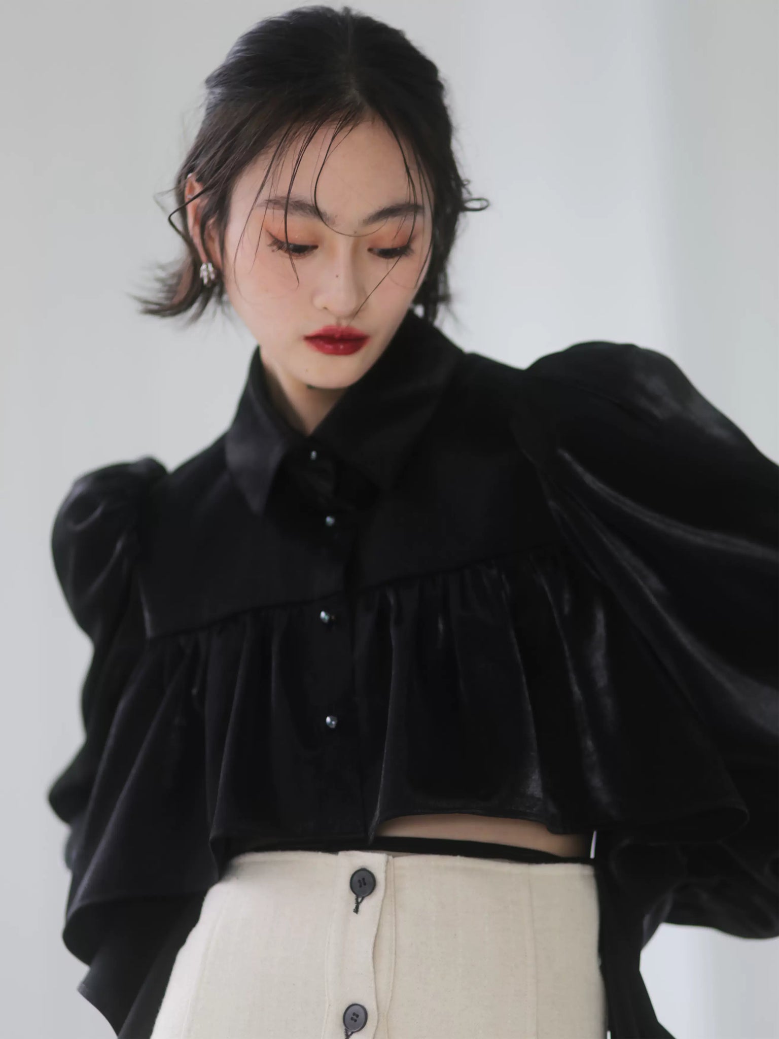 Waist-baring ruffles with long-sleeved short shirt